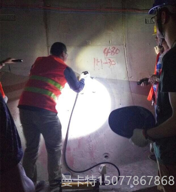 南京曼卡特技術員正在免費給蘇州地鐵進行植筋拉拔測試