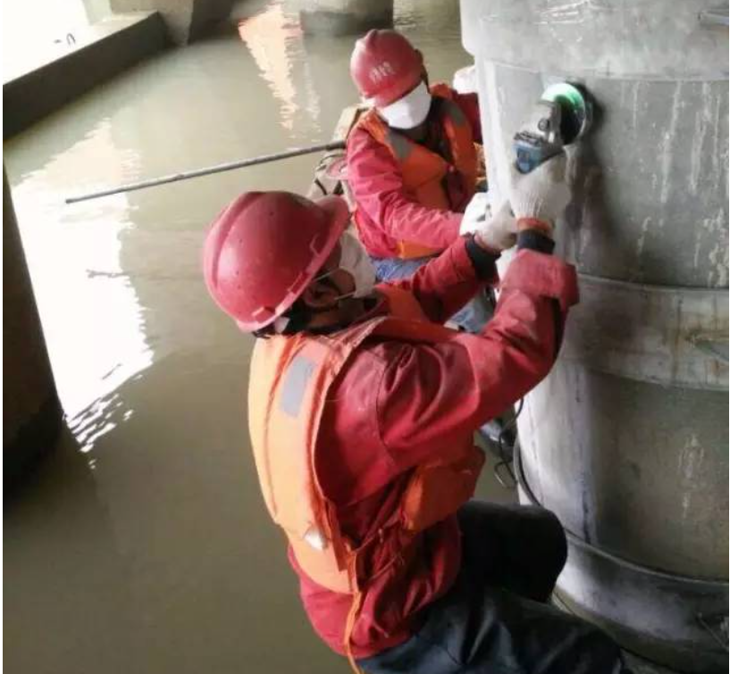 水中橋墩混凝土腐蝕用鋼板加固